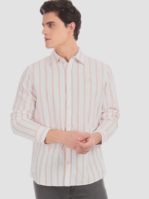 

GAP Men White Regular Fit Striped Casual Shirt