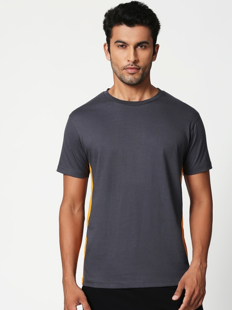 

Bewakoof Men Grey Solid Round Neck T-shirt