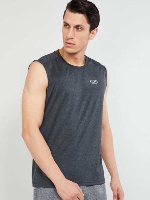 

max Men Black Solid Round Neck T-shirt