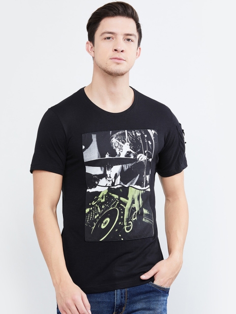 

max Men Black & Off-White Printed Round Neck T-shirt