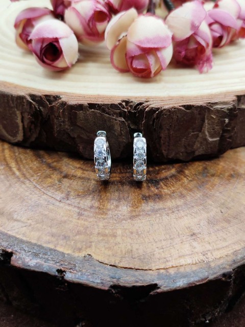 

Sia Art Jewellery White Teardrop Shaped Studs
