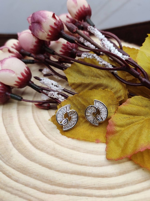 

Sia Art Jewellery White Contemporary Studs