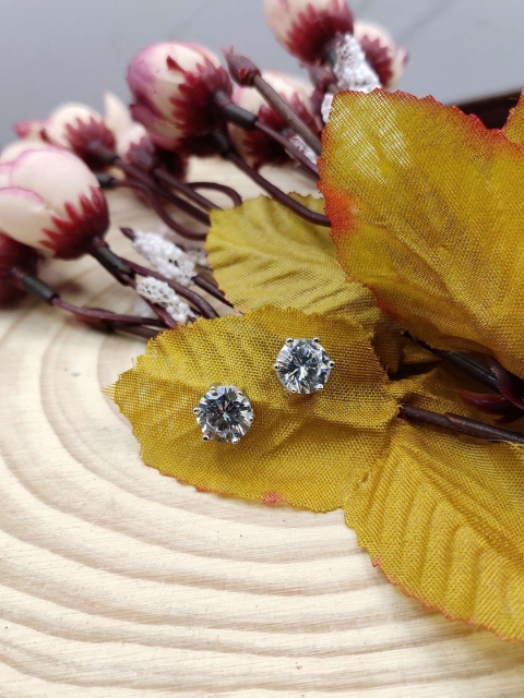 

Sia Art Jewellery White Contemporary Studs