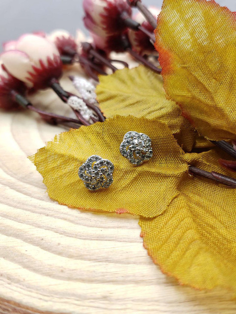 

Sia Art Jewellery White & Silver-Plated Floral Studs