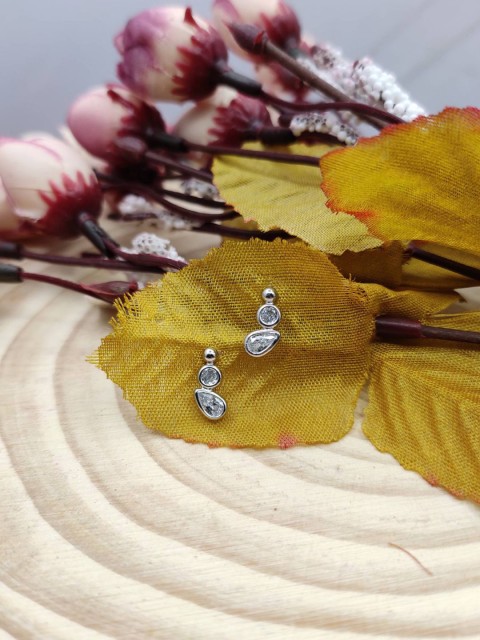 

Sia Art Jewellery White & Silver-Plated Geometric Drop Earrings