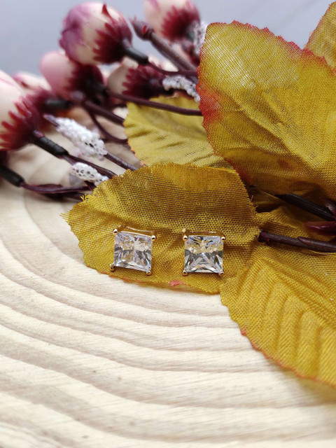 

Sia Art Jewellery White & Gold-Plated Classic Studs