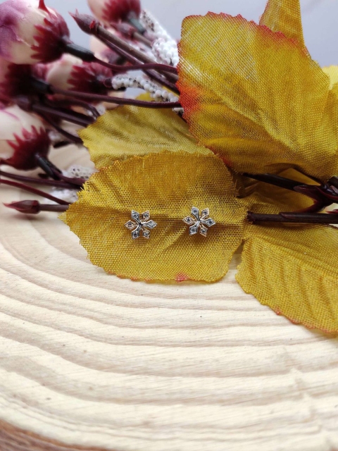 Sia Art Jewellery White & Gold-Plated Floral Studs