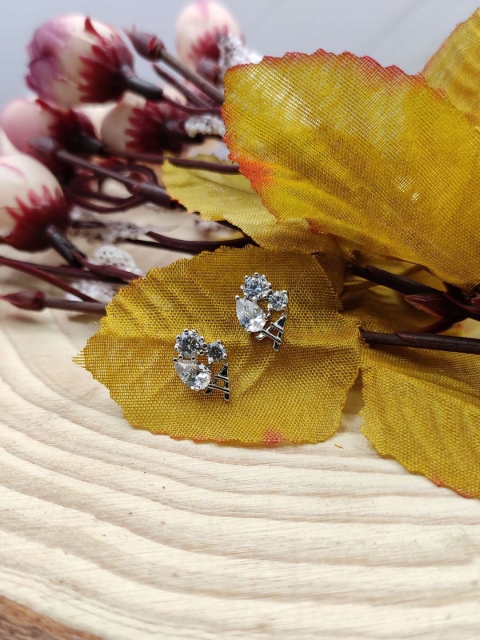 

Sia Art Jewellery White & Silver-Plated Contemporary Studs