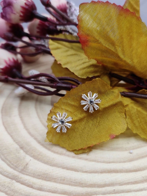 

Sia Art Jewellery White & Silver-Plated Classic Studs