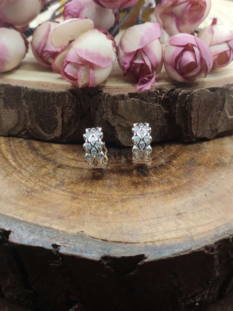 

Sia Art Jewellery White & Gold-Plated Circular Studs