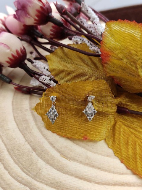 

Sia Art Jewellery White Teardrop Shaped Drop Earrings