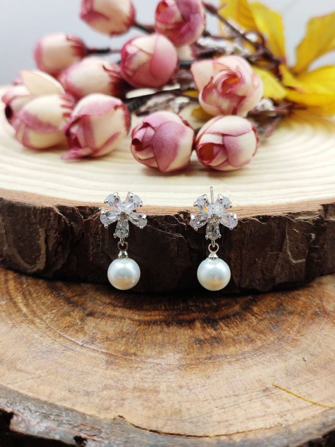 

Sia Art Jewellery White & Silver-Plated Contemporary Drop Earrings