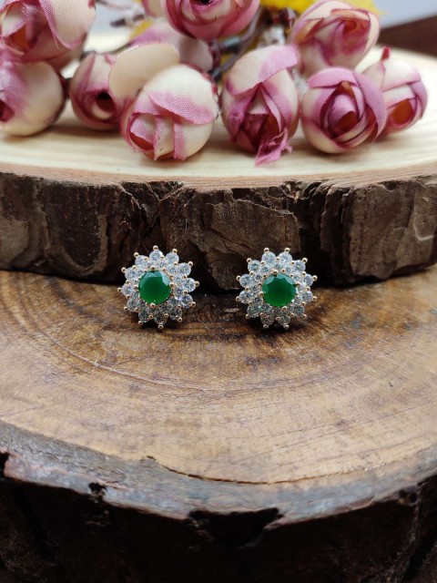 

Sia Art Jewellery White & Gold-Plated Floral Studs