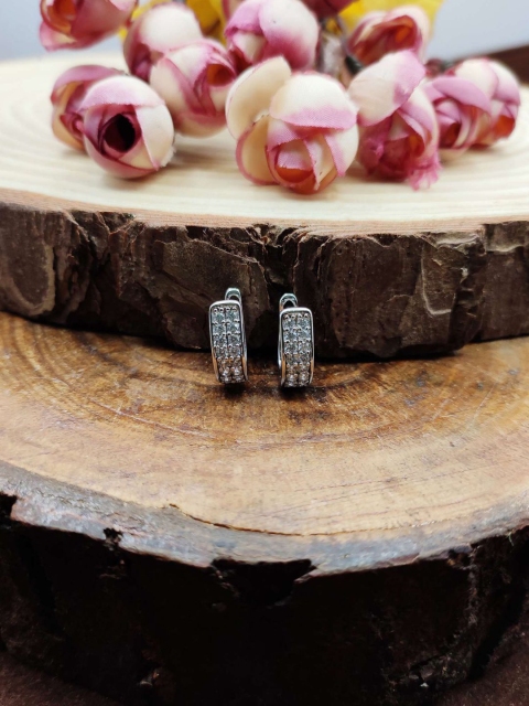 

Sia Art Jewellery White & Silver-Plated Contemporary Studs