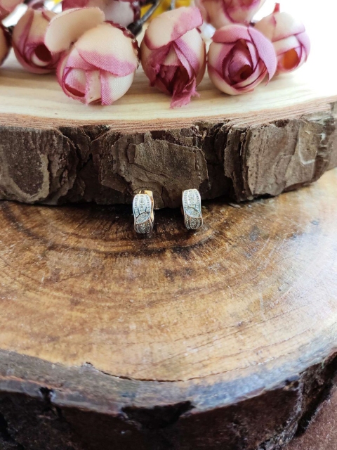 

Sia Art Jewellery Gold-Plated White Circular Studs