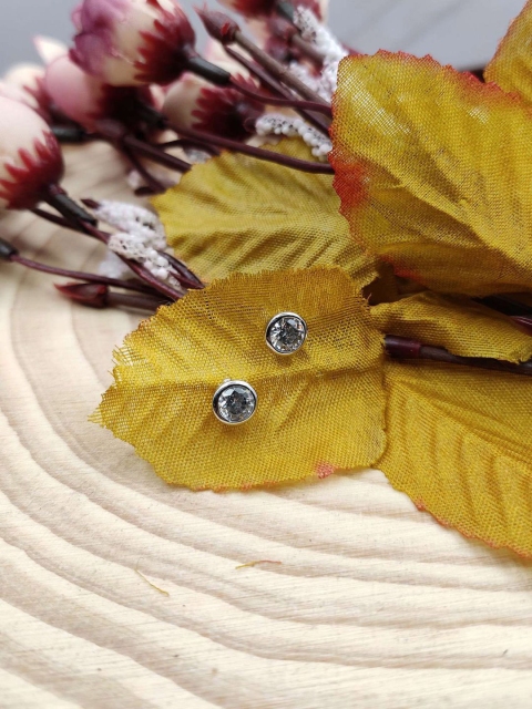 

Sia Art Jewellery White & Gold-Plated Circular Studs