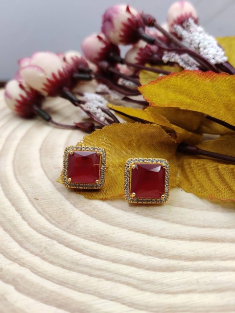 

Sia Art Jewellery Red & Gold-Toned Geometric Studs