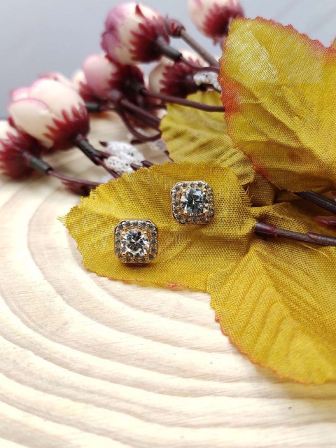 

Sia Art Jewellery White & Gold-Toned Square Studs