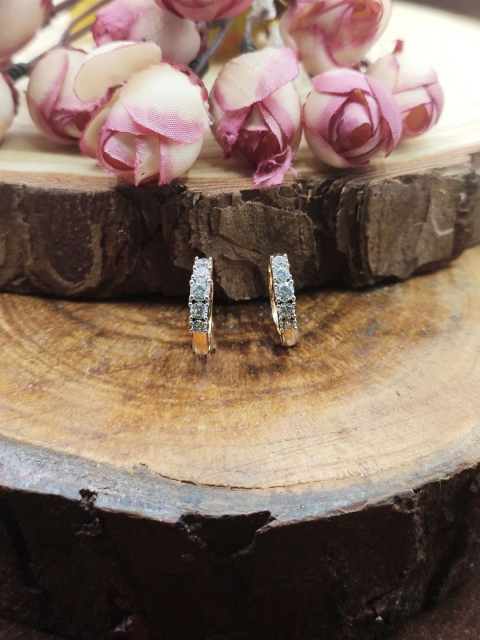 

Sia Art Jewellery White & Beige Teardrop Shaped Hoop Earrings
