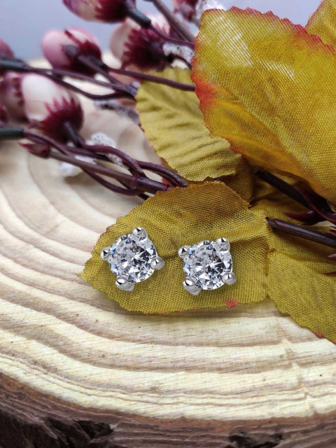 

Sia Art Jewellery White Circular Studs