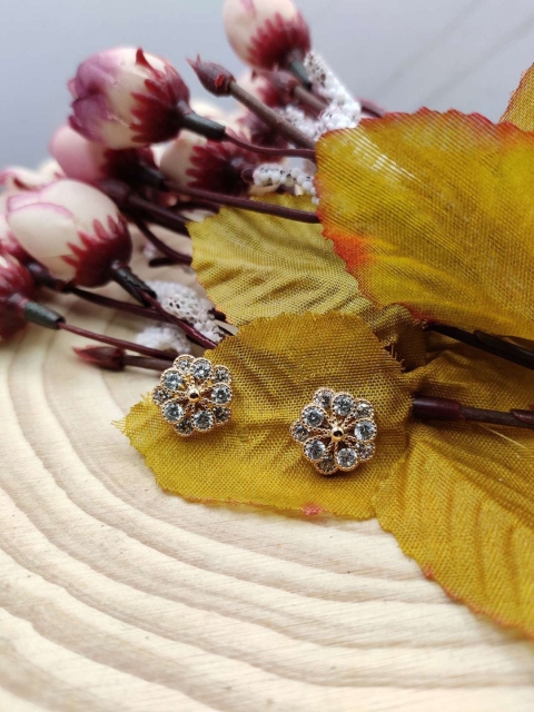 

Sia Art Jewellery White & Gold-Plated Floral Studs