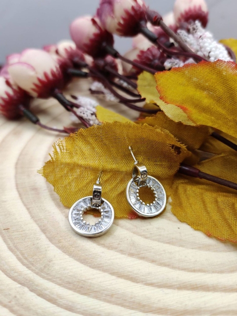 

Sia Art Jewellery White & Silver-Plated Teardrop Shaped Drop Earrings