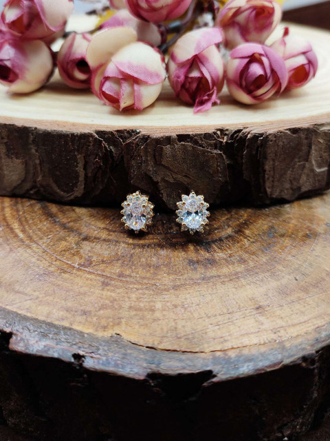 

Sia Art Jewellery White & Gold-Plated Classic Studs