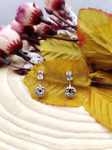 

Sia Art Jewellery White Gold-Toned CZ-Studded Teardrop Shaped Drop Earrings