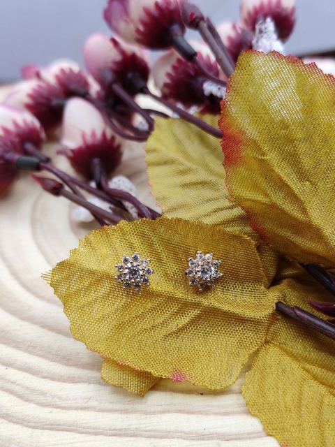 

Sia Art Jewellery White & Gold-Plated Classic Studs