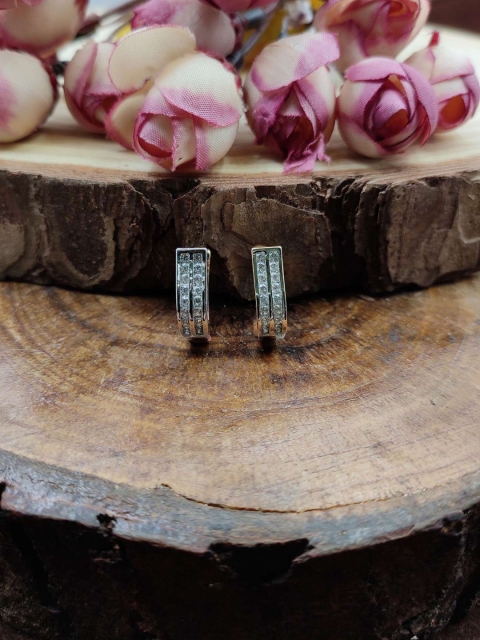 

Sia Art Jewellery White & Gold-Toned Contemporary Studs