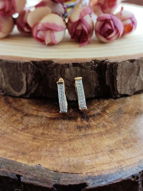 

Sia Art Jewellery White & Gold-Toned Contemporary Studs