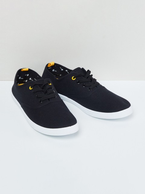

max Men Black Solid Sneakers