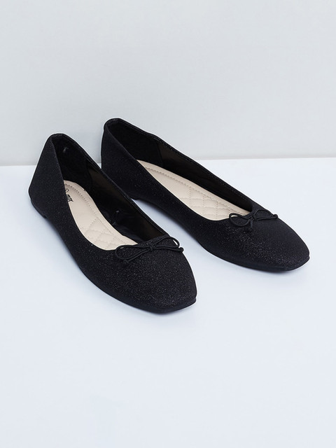 

max Women Black Textured Ballerinas