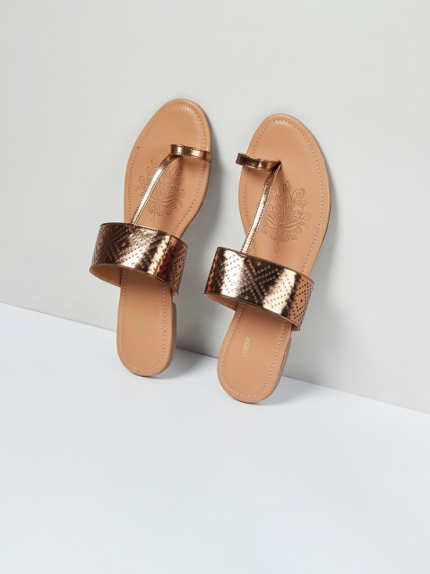 

max Women Bronze-Toned Textured One Toe Flats