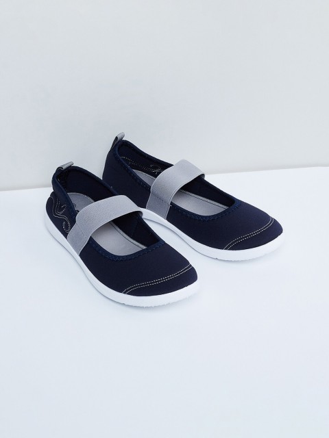 

max Women Navy Blue Solid Slip On Sneakers