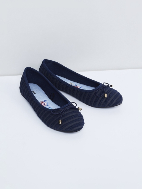 

max Women Navy Blue Textured Ballerinas