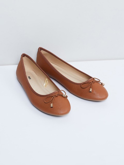 

max Women Brown Textured Ballerinas