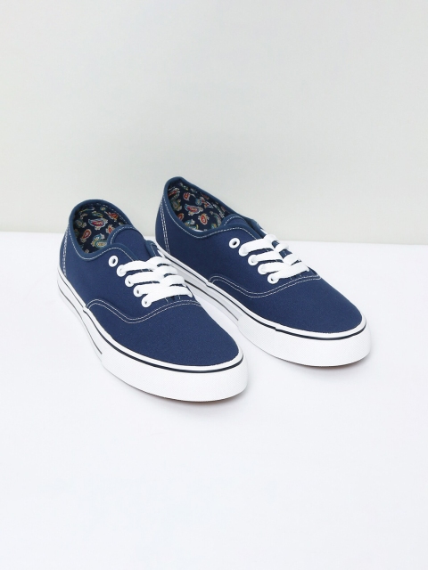 

max Men Blue Solid Sneakers