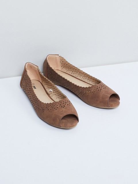 

max Women Brown Textured Ballerinas