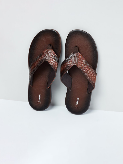 

max Men Brown Textured Comfort Sandals
