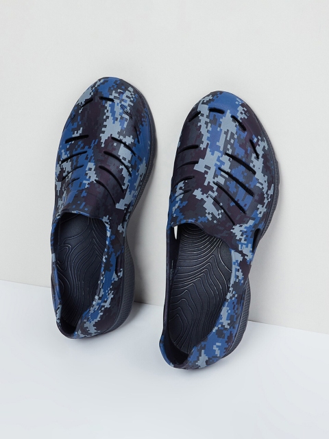 

max Men Blue Printed Clogs