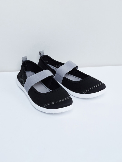 

max Women Black Solid Slip On Sneakers