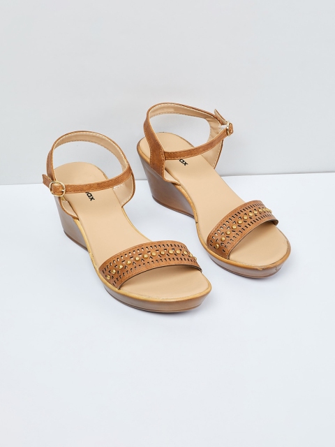 

max Women Brown Textured Heels