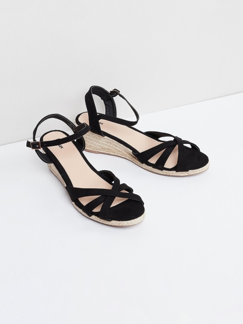 

max Women Black Solid Heels