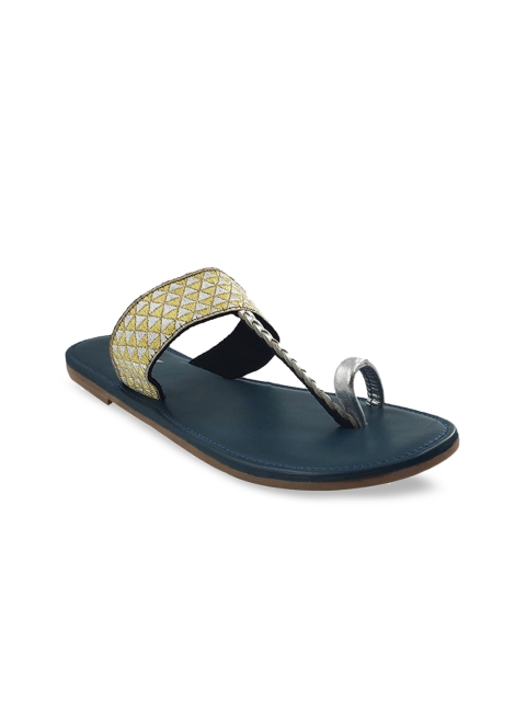 

THE MADRAS TRUNK Women Silver-Toned Woven Design Leather One Toe Flats