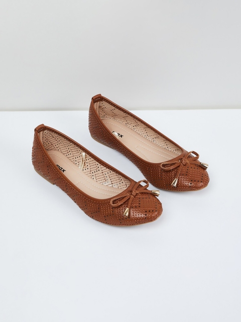 

max Women Brown Textured Ballerinas