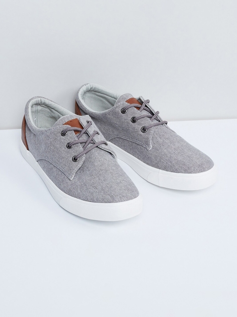 

max Men Grey Colourblocked Sneakers