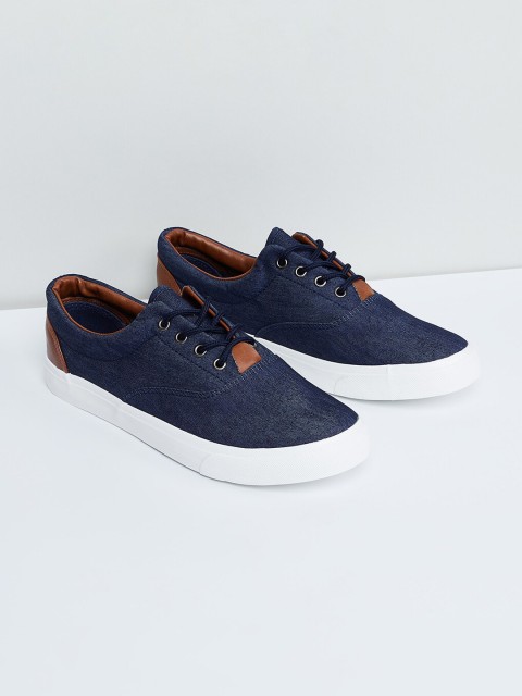 

max Men Navy Blue Sneakers