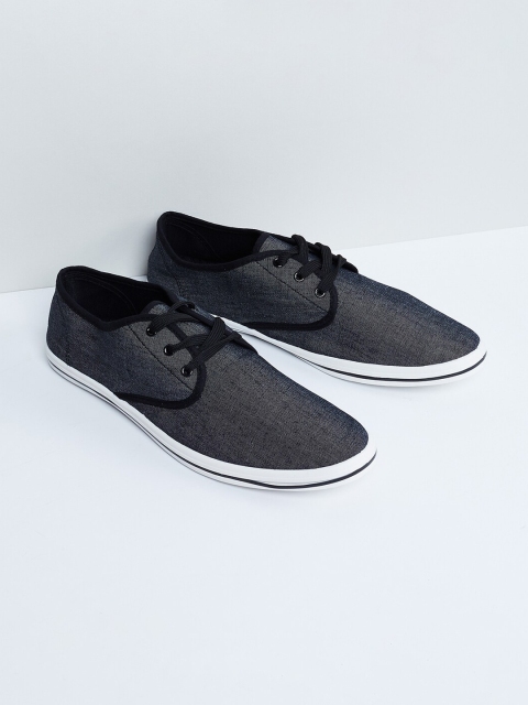 

max Men Black Textured Sneakers
