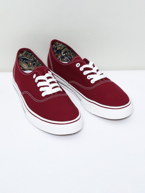 

max Men Maroon Solid Casual Sneakers